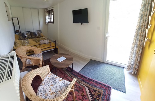 Brantome-en-Perigord Apartment | Quiet Suite Near Top Sightseeing - Family-Friendly Stay