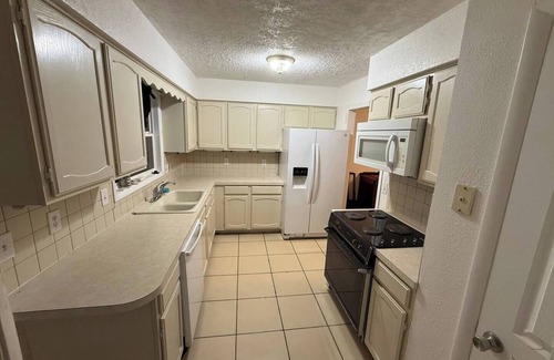 Wichita House | Charming SE ICT Home 3 Bedrooms/2 Baths/2 Queens/1 Twin/1 Queen Pullout