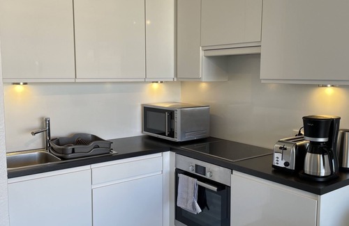 De Panne Apartment | Inviting Sea-View Studio with Indoor Pool and Breakfast