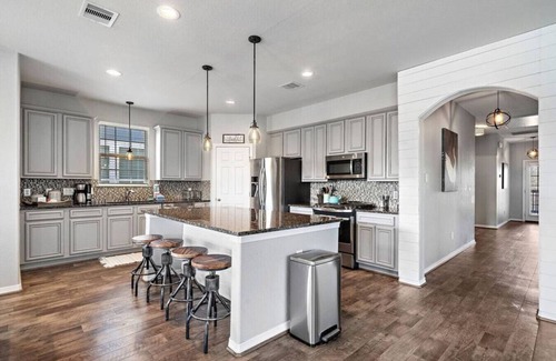 El Lago House | Ideal Family Retreat Near the Bay with Deck & Fire Pit