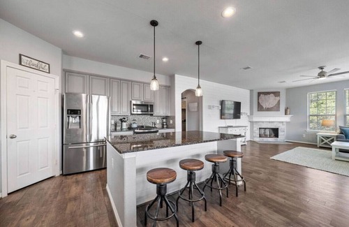 El Lago House | Ideal Family Retreat Near the Bay with Deck & Fire Pit