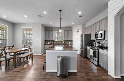 El Lago House | Ideal Family Retreat Near the Bay with Deck & Fire Pit
