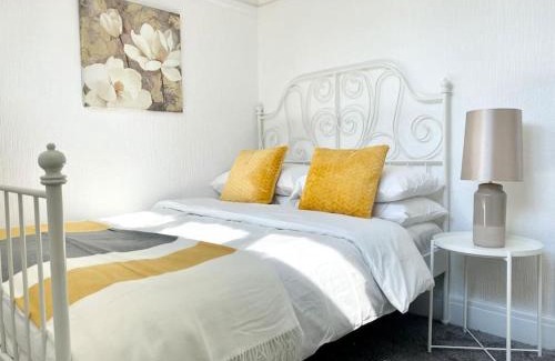 Leigh-on-Sea House | Cozy Seaside Cottage in Leigh-on-Sea, Pet-Friendly Awaits
