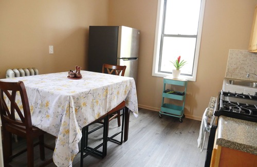Greenville House | Elegant Jersey City Apartment with Kitchen & Breakfast Near NYC
