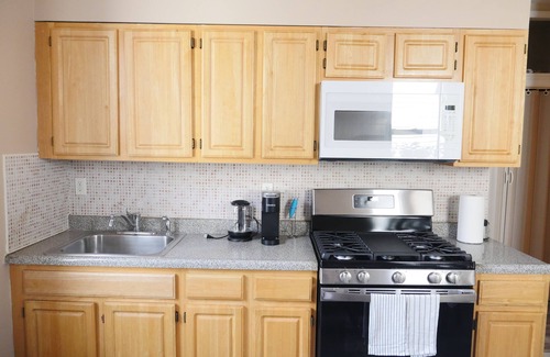 Greenville House | Elegant Jersey City Apartment with Kitchen & Breakfast Near NYC