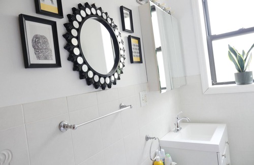 Greenville House | Elegant Jersey City Apartment with Kitchen & Breakfast Near NYC