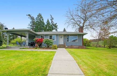 Oak Harbor House | Charming, single-level cottage with a wood fireplace, WiFi, kitchen, & patio