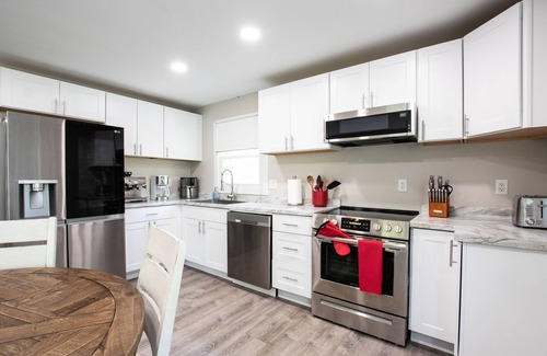 Damascus House | Spacious 4-Bedroom Home with Pool & Pet-Friendly Amenities