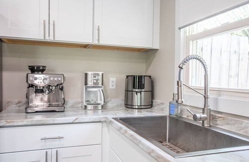 Damascus House | Spacious 4-Bedroom Home with Pool & Pet-Friendly Amenities