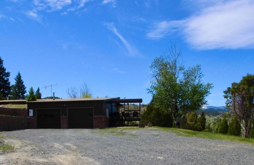 Whitehall House | Contemporary Mountain Retreat - Pet & Child Friendly Stay