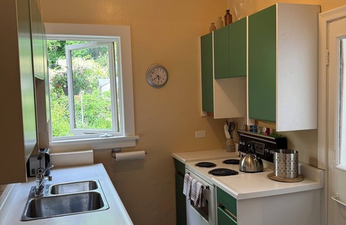 Bickford Park Apartment | Inviting Ground Floor Apartment with Garden & Family Perks