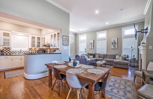 Uptown House | Inviting State Thomas Home for Big Groups & Family Fun