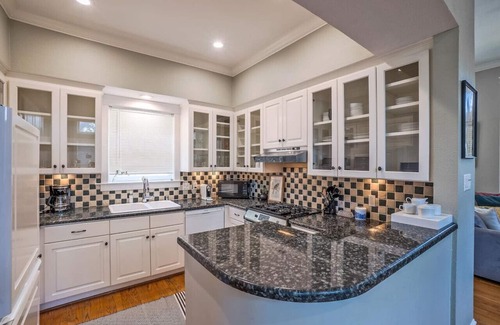 Uptown House | Inviting State Thomas Home for Big Groups & Family Fun