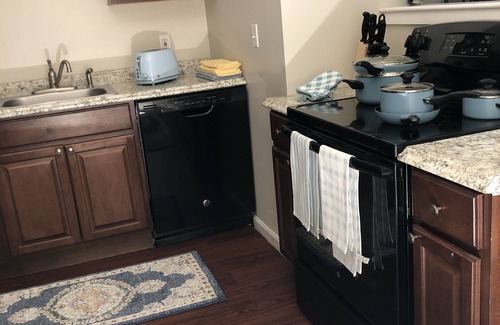 Dover Apartment | Downtown Dover Stay: Pet-Friendly with Free Wine Offer!