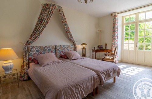 Saint-Georges-sur-Layon Bed & Breakfast | Cozy Guestroom in Doué-en-Anjou with Pool & Spa Access