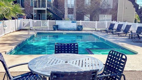 South Side Apartment | Cozy Retreat with Pool Access and Pet-Friendly Perks