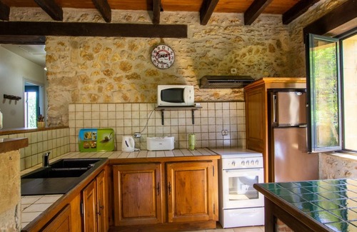 Monplaisant Cottage | Gite Monplaisant: Pet-Friendly Retreat with Spa & Kitchen