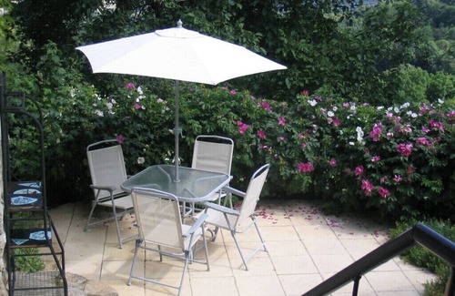 Arfeuilles Cottage | Beautiful English-Style Stone House with Pet-Friendly Amenities