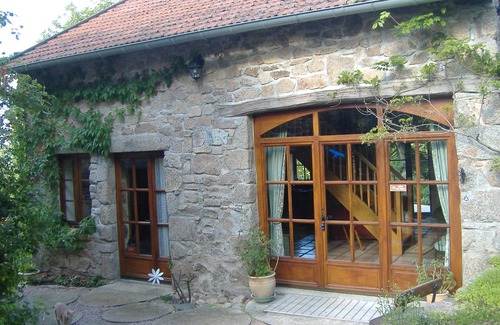 Arfeuilles Cottage | Beautiful English-Style Stone House with Pet-Friendly Amenities