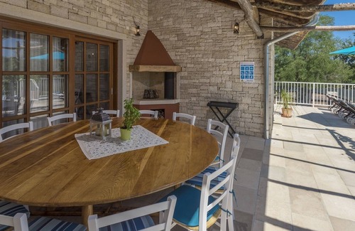 Heki Cabin | Charming stone villa for 14 people, with pool and jacuzzi, in central Istria