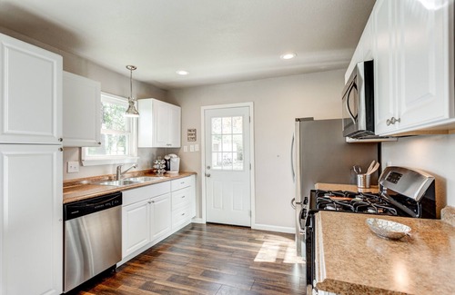 Denton House | Pet-Friendly Stones Throw Cottage Near UNT - Guest Rated 9.8