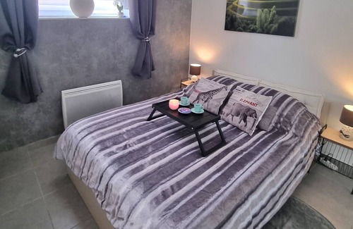 Montfort-l'Amaury Apartment | Charming studio in the center of Montfort L'amaury