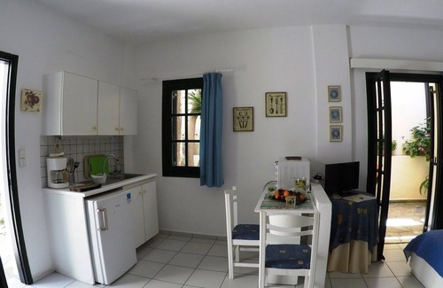 Kokkini Chani Apartment | Cozy Studio for 1-3 Guests, Steps from Kokkini Hani Beach