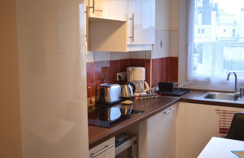 Quartier de la Maison-Blanche Apartment | Inviting Studio with Kitchen & Breakfast - Guest Rated 9.8