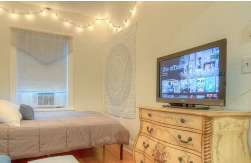 Beacon Apartment | Charming Studio | Above Main Street | Free Parking