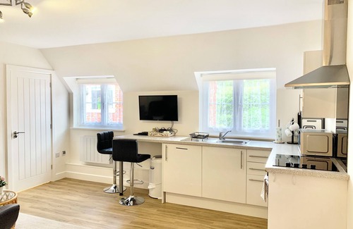 Coleford Apartment | Stylish Studio Apartment Perfect for Short or Extended Stays