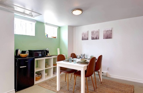 Monkland Village Apartment | Charming Studio facing Park NDG ♥ WiFi+Kitchenette