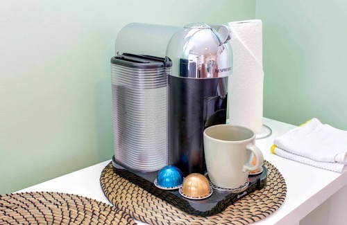 Monkland Village Apartment | Charming Studio facing Park NDG ♥ WiFi+Kitchenette