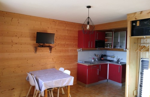 Jougne Apartment | Inviting Studio Retreat with Spa and Breakfast Included