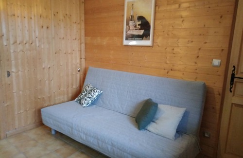 Jougne Apartment | Inviting Studio Retreat with Spa and Breakfast Included