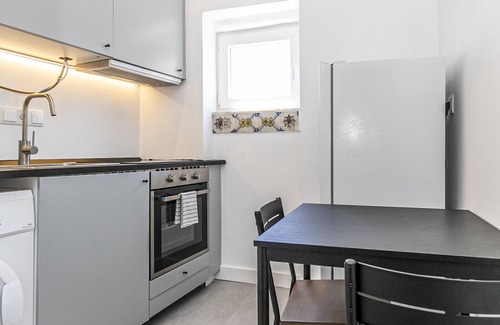 Alfama Apartment | Beautiful Studio in Graça with River Views & Great Amenities