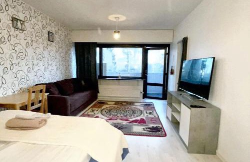 Alppiharju Apartment | Inviting Studio in Central Helsinki with Pool View