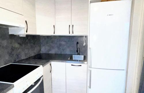 Alppiharju Apartment | Inviting Studio in Central Helsinki with Pool View