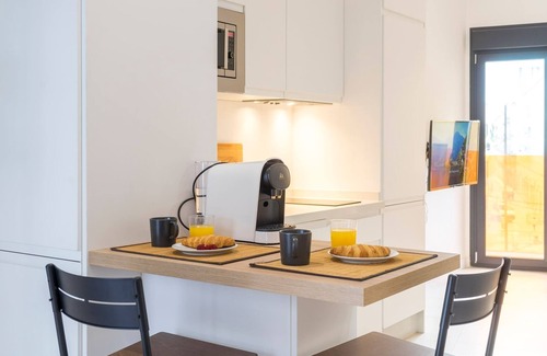 El Molinillo Apartment | Cozy Studio in Central Malaga with Spa & Family Amenities