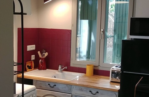 Nyons Apartment | Cozy Studio with Lake View in Nyons for Family Getaways