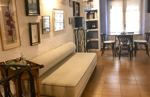Old Town Apartment | Cozy Studio in Central Girona with Oceanfront Views