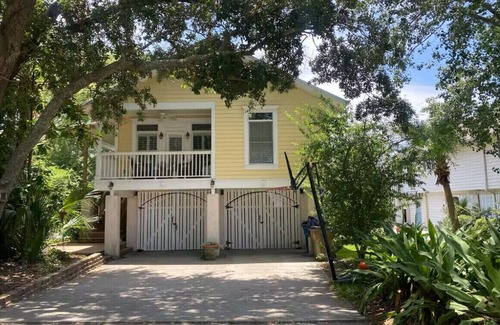 Tybee Island Apartment | Charming studio in Tybee Island located on a Tidal Creek with dock access