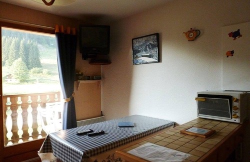 Station de Drouzin le Mont Apartment | Cozy Studio Biot: Perfect for Families with Spa Access