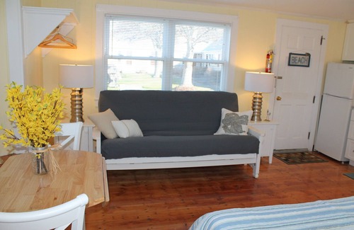 Dennis Port Condo | Cozy Oceanfront Studio Steps from Glendon Beach - 9.8 Rated