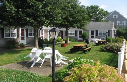 Dennis Port Condo | Cozy Oceanfront Studio Steps from Glendon Beach - 9.8 Rated