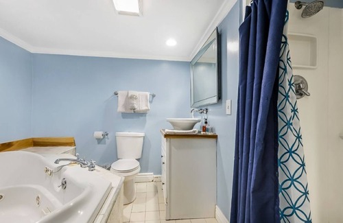 Mid-City Hotel | Inviting Studio on Canal Street with Breakfast & Kitchen
