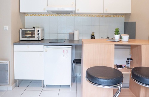 Yves Farge - Le Fleuve Apartment | Cozy Studio Near Jean Macé with Breakfast & Kitchen Access