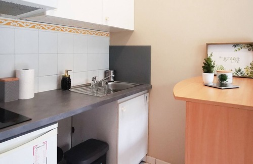 Yves Farge - Le Fleuve Apartment | Cozy Studio Near Jean Macé with Breakfast & Kitchen Access