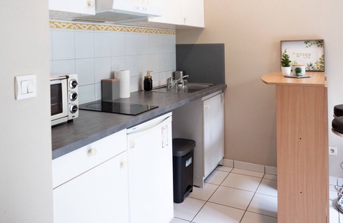 Yves Farge - Le Fleuve Apartment | Cozy Studio Near Jean Macé with Breakfast & Kitchen Access