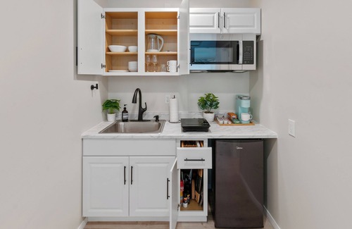 Riverside House | Modern Studio Near UCR with Spa & Kitchen Amenities