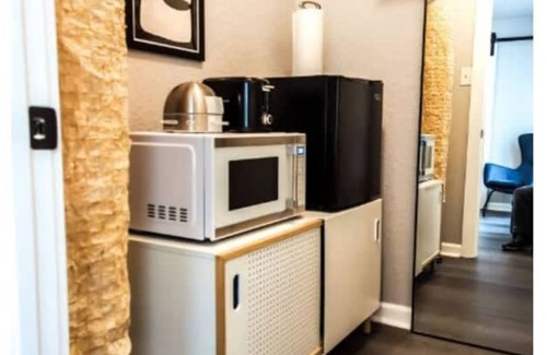 Southtown House | Budget-Friendly Studio with Deck Garden and Breakfast